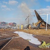 El avión desliza por la pista y choca contra una valla, provocando una violenta explosión