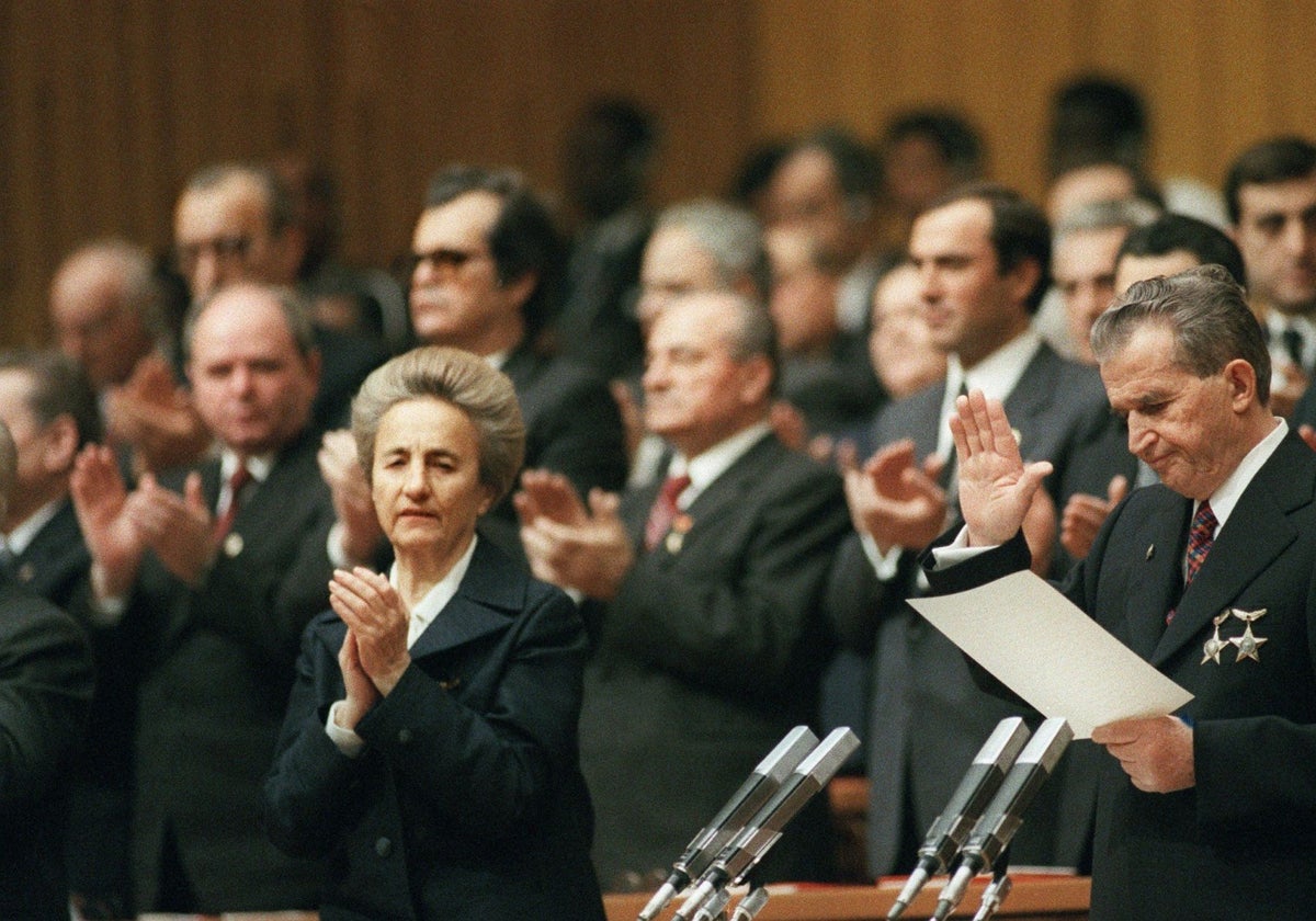 El presidente Nicolae Ceaucescu y su esposa durante un discurso en Bucarest en 1989