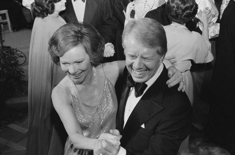 El expresidente Jimmy Carter y la primera dama Rosalynn Carter bailan en un baile del Congreso de la Casa Blanca en Washington.