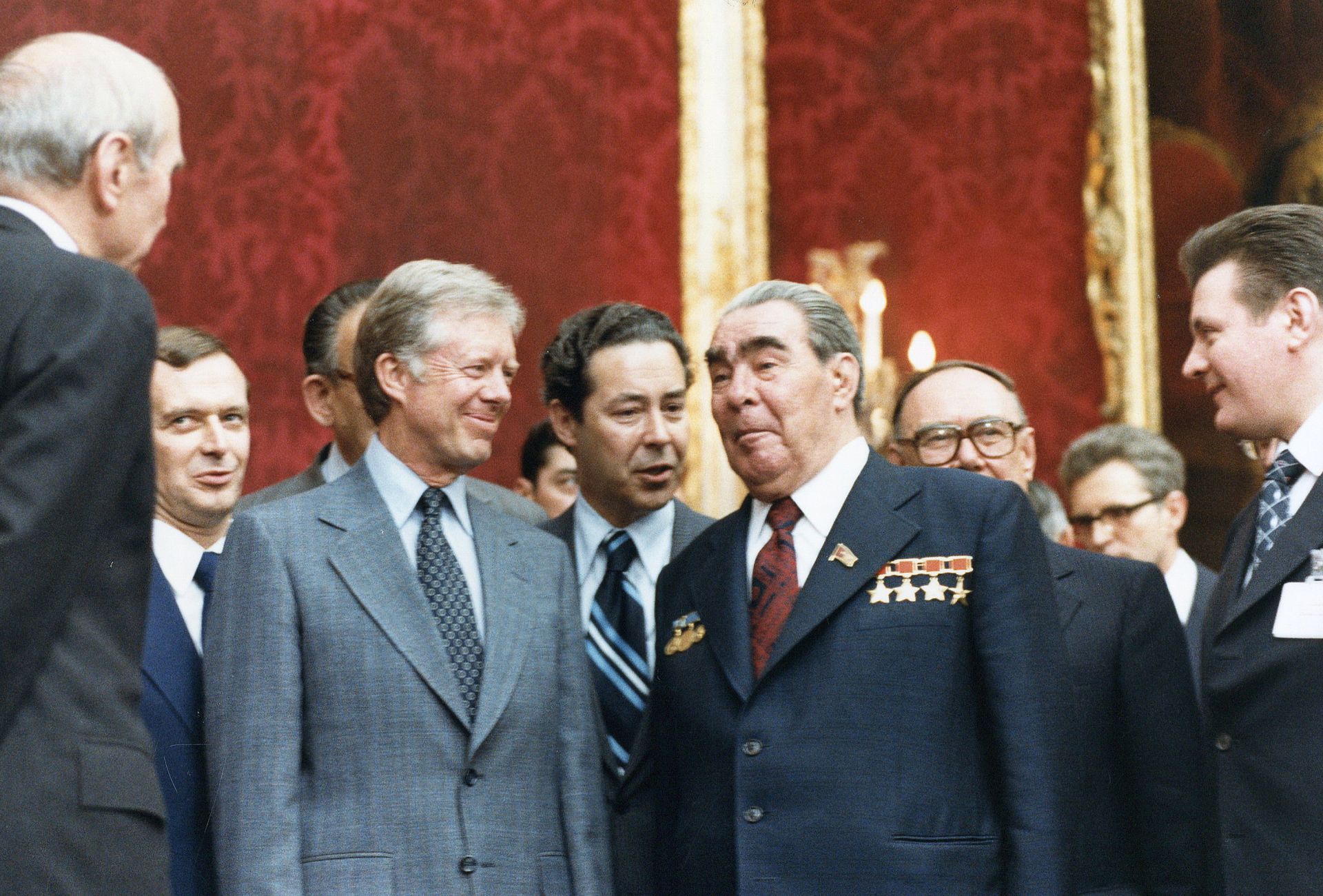Jimmy Carter (izq.) y el secretario general de la URSS, Leonid Brezhnev, durante una reunión previa a la firma del tratado de armas nucleares SALT II en Viena.