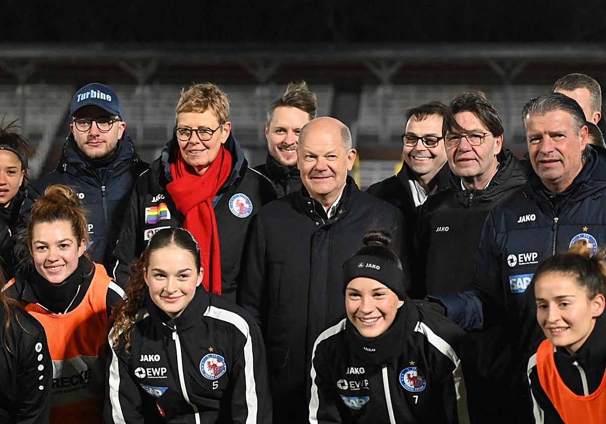 El canciller alemán Olaf Scholz junto a las jugadoras del club de fútbol Turbine Potsdam, el viernes