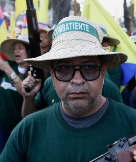 Imagen secundaria 2 - Miembros de la Milicia Bolivariana y simpatizantes del presidente Nicolás Maduro marchan para pedir lealtad