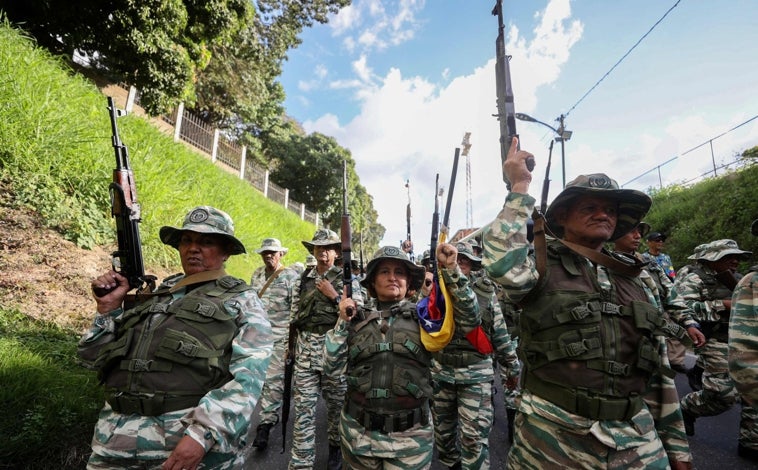 Imagen principal - Miembros de la Milicia Bolivariana y simpatizantes del presidente Nicolás Maduro marchan para pedir lealtad