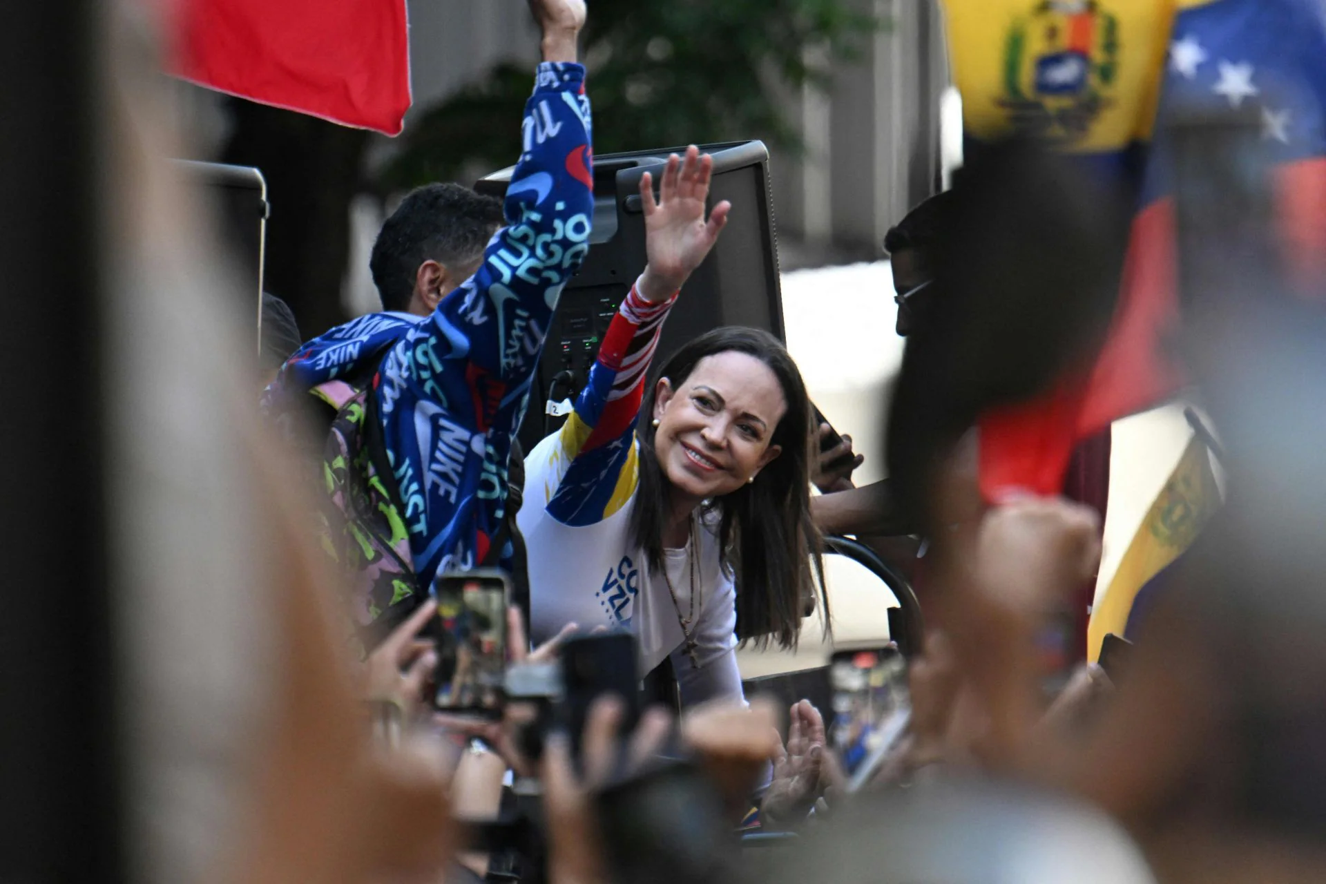 En imágenes | Miles de personas se unen en Venezuela a las protestas contra Maduro