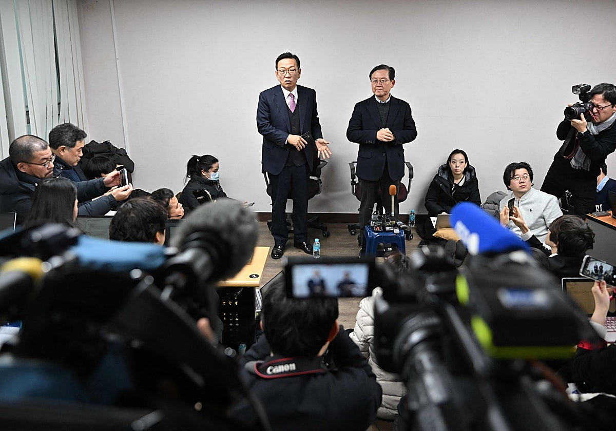 Seok Dong-hyeon y Yoon Kab-keun, los abogados del presidente de Corea del Sur destituido, Yoon Suk-yeol