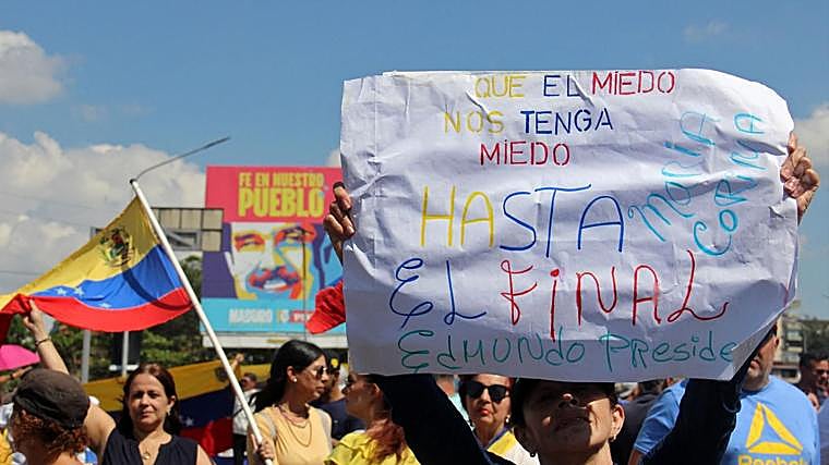 Manifestantes participan en una protesta convocada por la oposición en San Cristóbal, estado Táchira