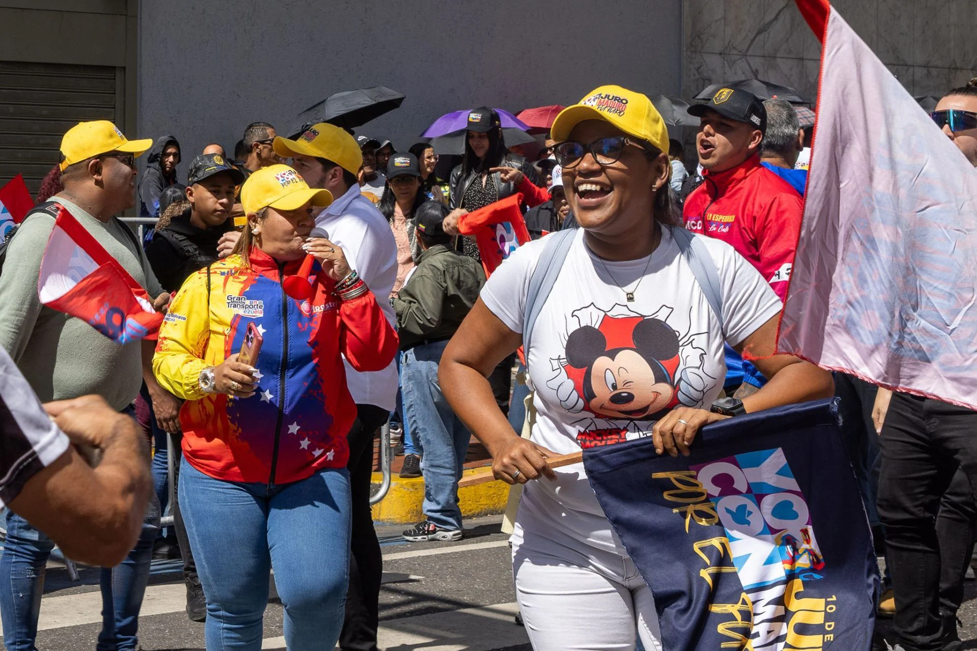 En imágenes | Miles de personas se unen en Venezuela a las protestas contra Maduro