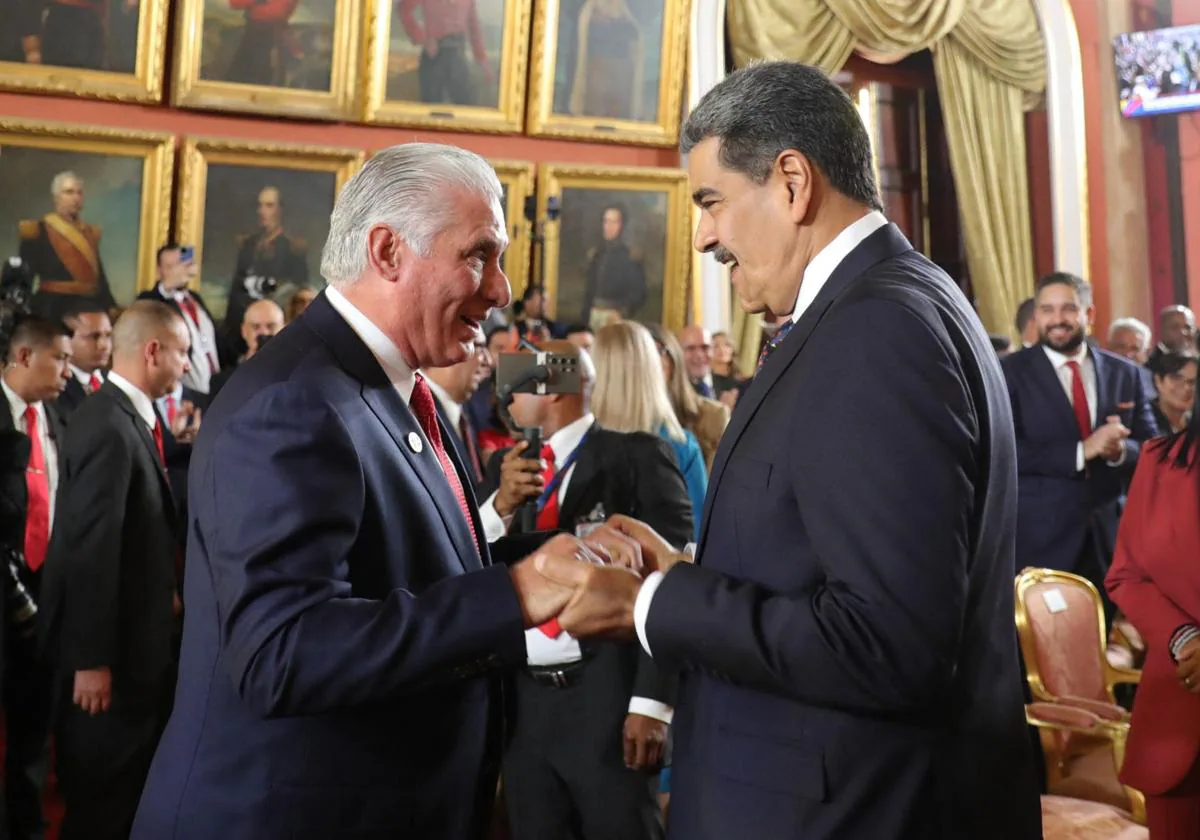 Miguel Díaz-Canel, junto a Nicolás Maduro en la toma de posesión del presidente de Venezuela.