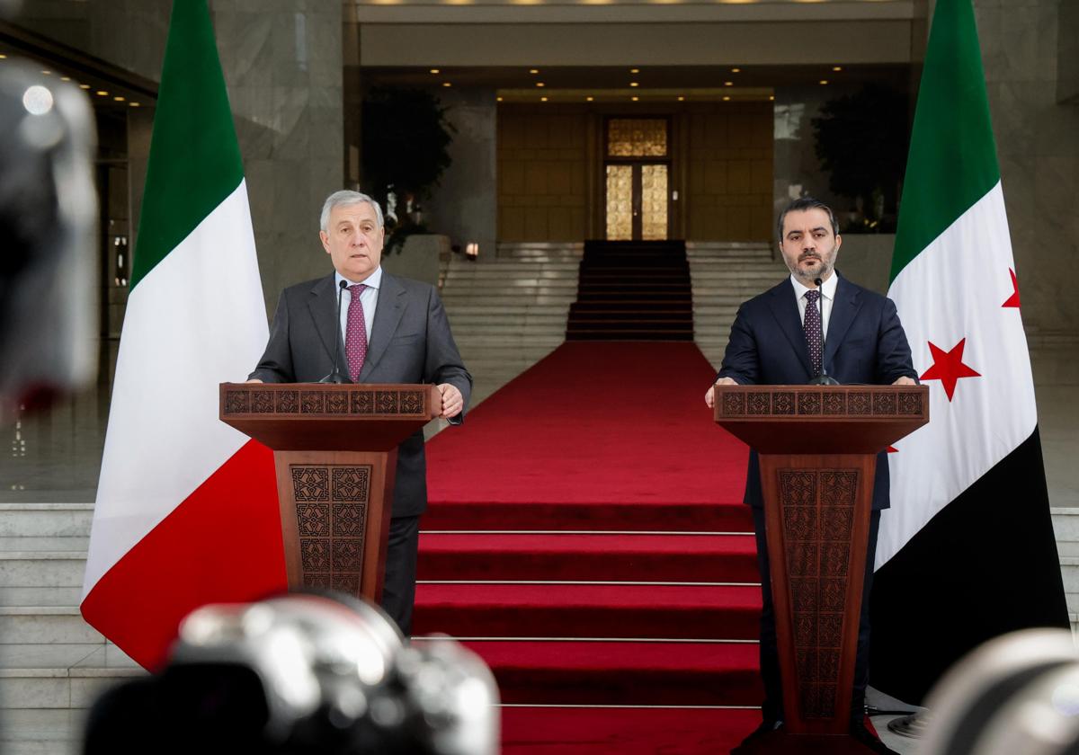El ministro de Asuntos Exteriores Antonio Tajani, junto a su homólogo sirio Asaad al-Shibani.