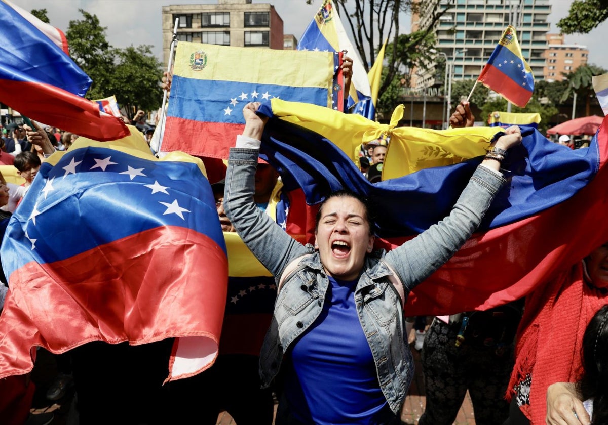 Venezolanos acuden a una manifestación en Bogotá un día antes de la esperada investidura de González