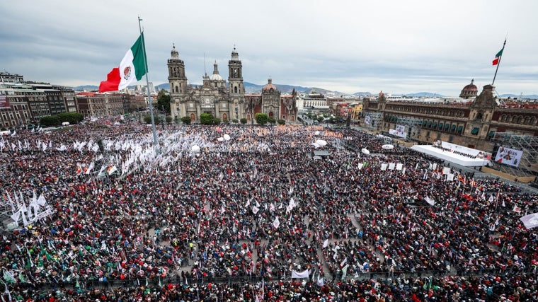 Simpatizantes se reúnen en la plaza Zócalo mientras la presidenta de México, Claudia Sheinbaum, realiza un mitin