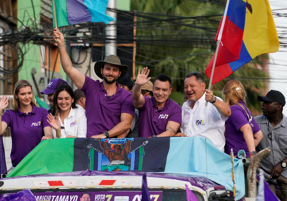 El presidente de Ecuador, Daniel Noboa, en un autobús de campaña