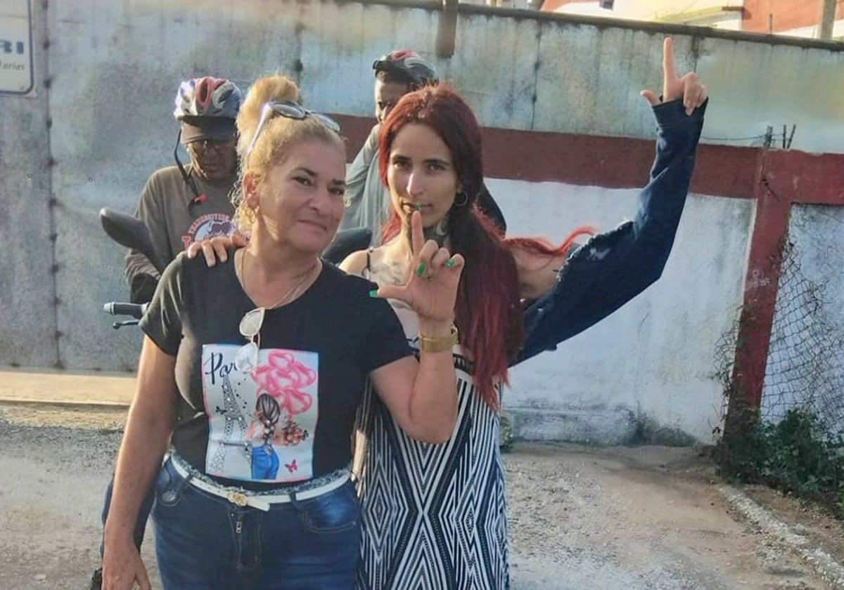 La presa política Reyna Yacnara Barreto Batista junto a su madre, a la salida de prisión este miércoles
