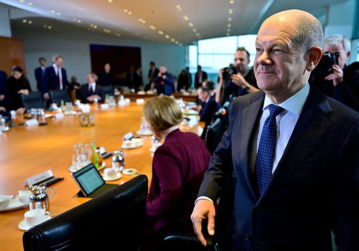 El canciller alemán Olaf Scholz llega a la reunión semanal del gabinete en la Cancillería