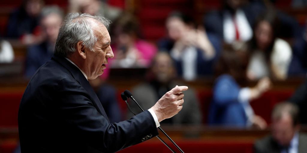 Fracasa la moción de censura contra el primer ministro de Francia, François Bayrou