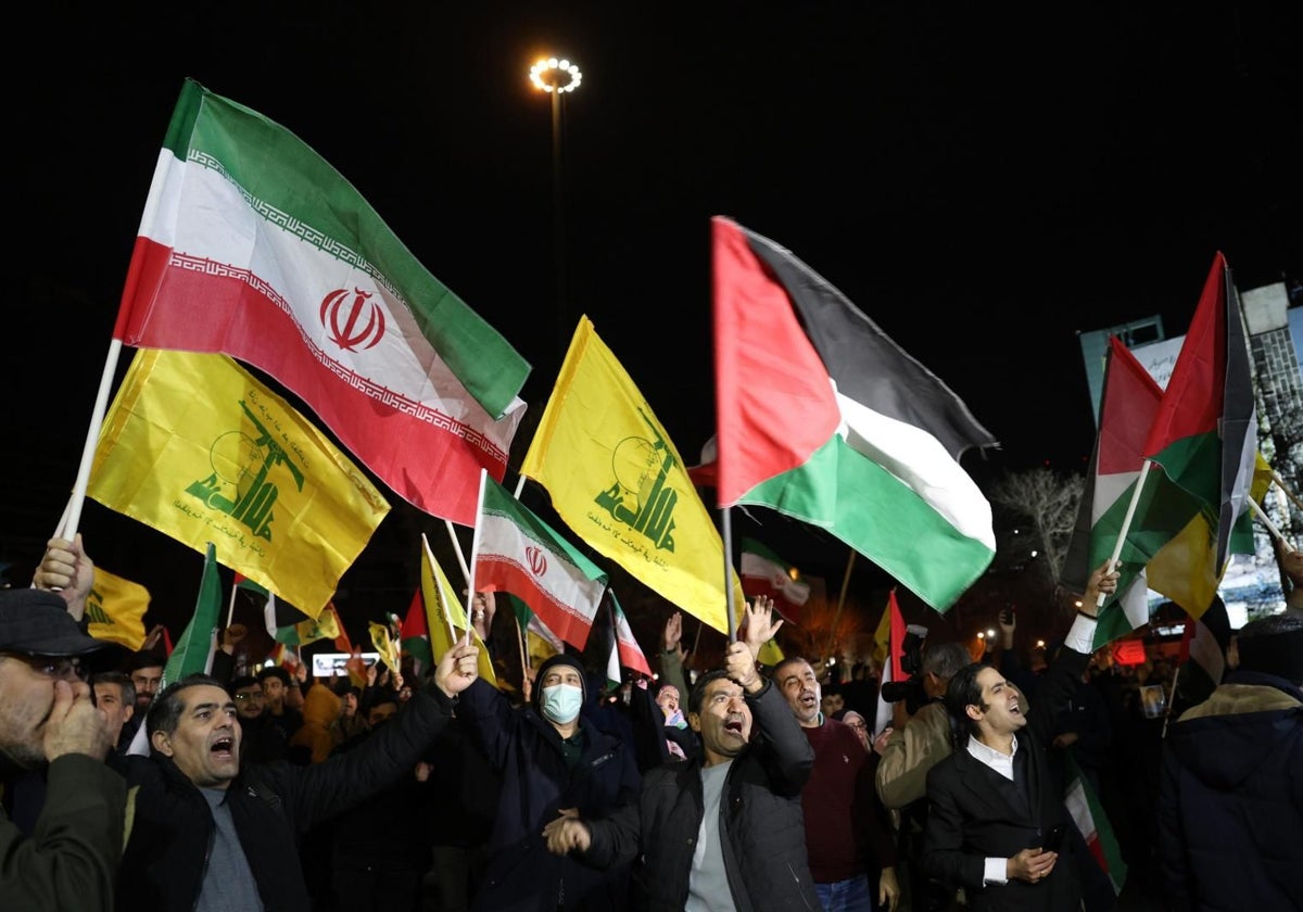 Con banderas iraníes y palestinas, una multitud celebra en Teherán el alto el fuego en Gaza como una victoria sobre Israel