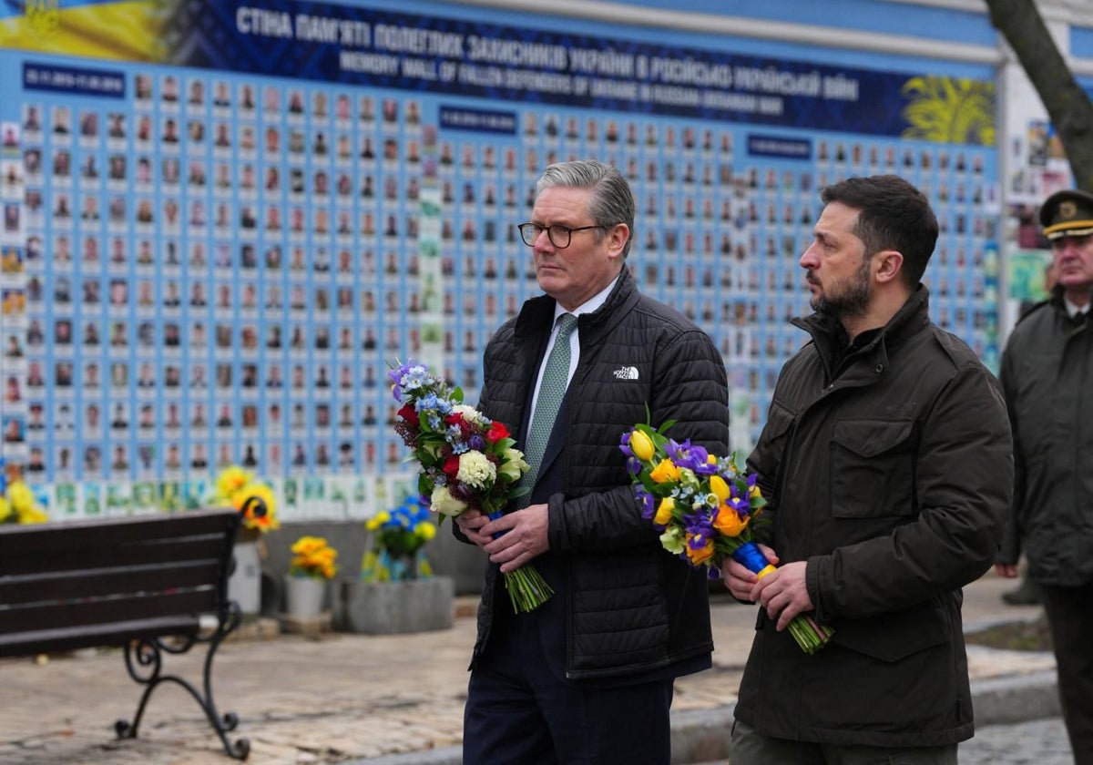 Zelenski y Starmer hicieron una ofrenda floral por los caídos en la guerra de Ucrania