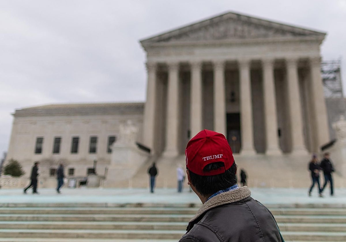 Un seguidor de Trump ante la Corte Suprema en la capital federal de EE.UU.