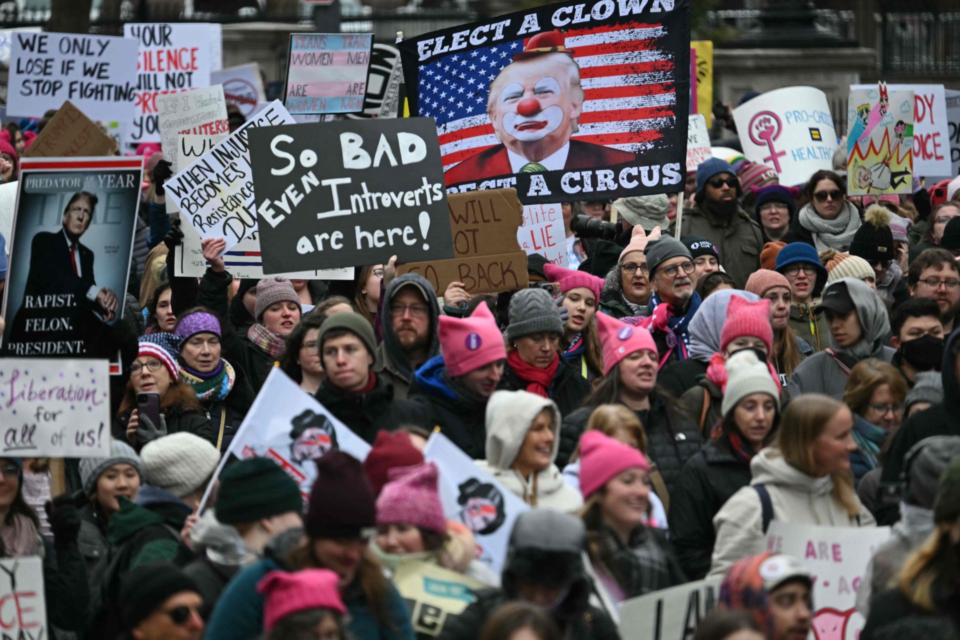 Miles de personas se manifiestan contra Trump en Washington