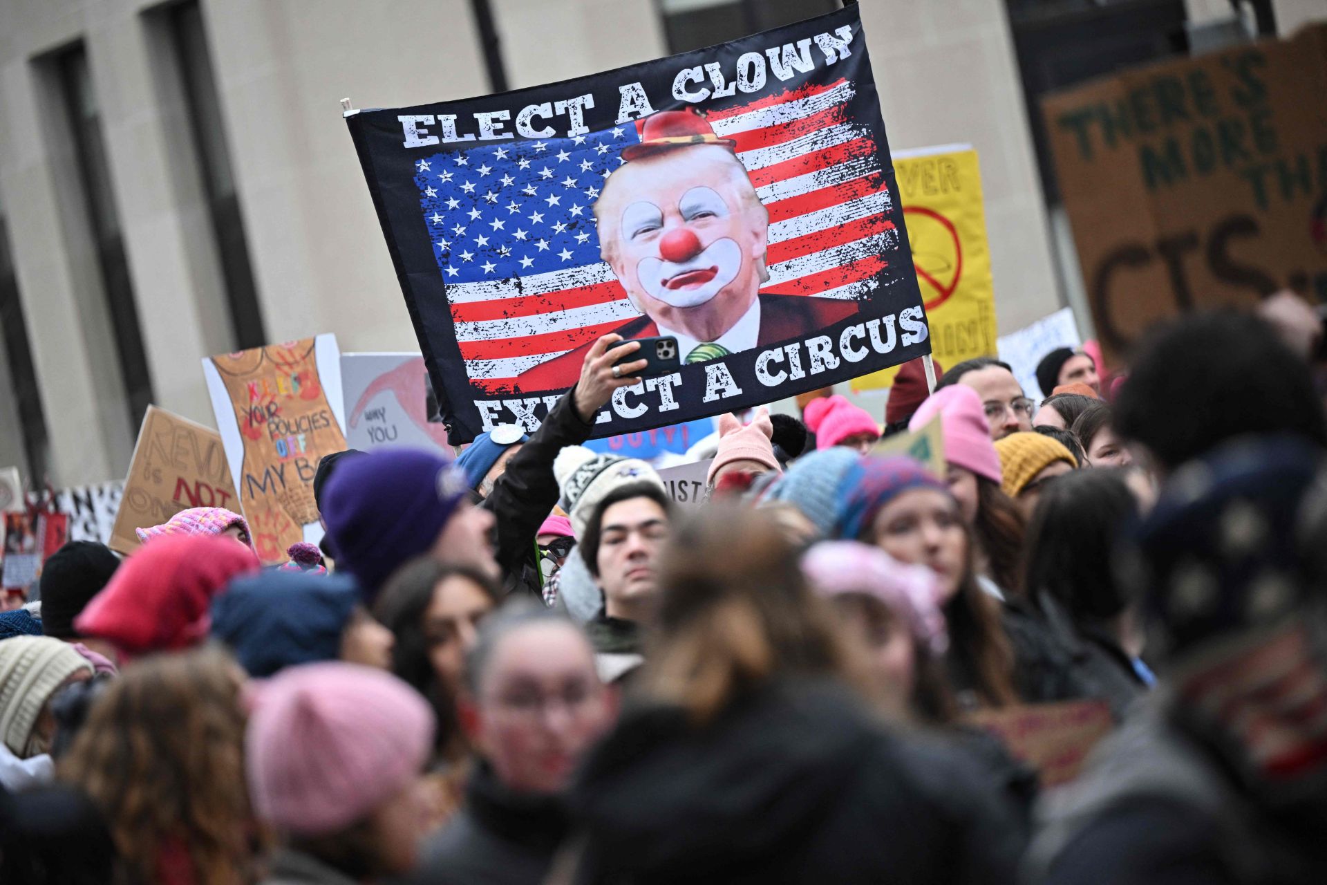 Miles de personas se manifiestan contra Trump en Washington