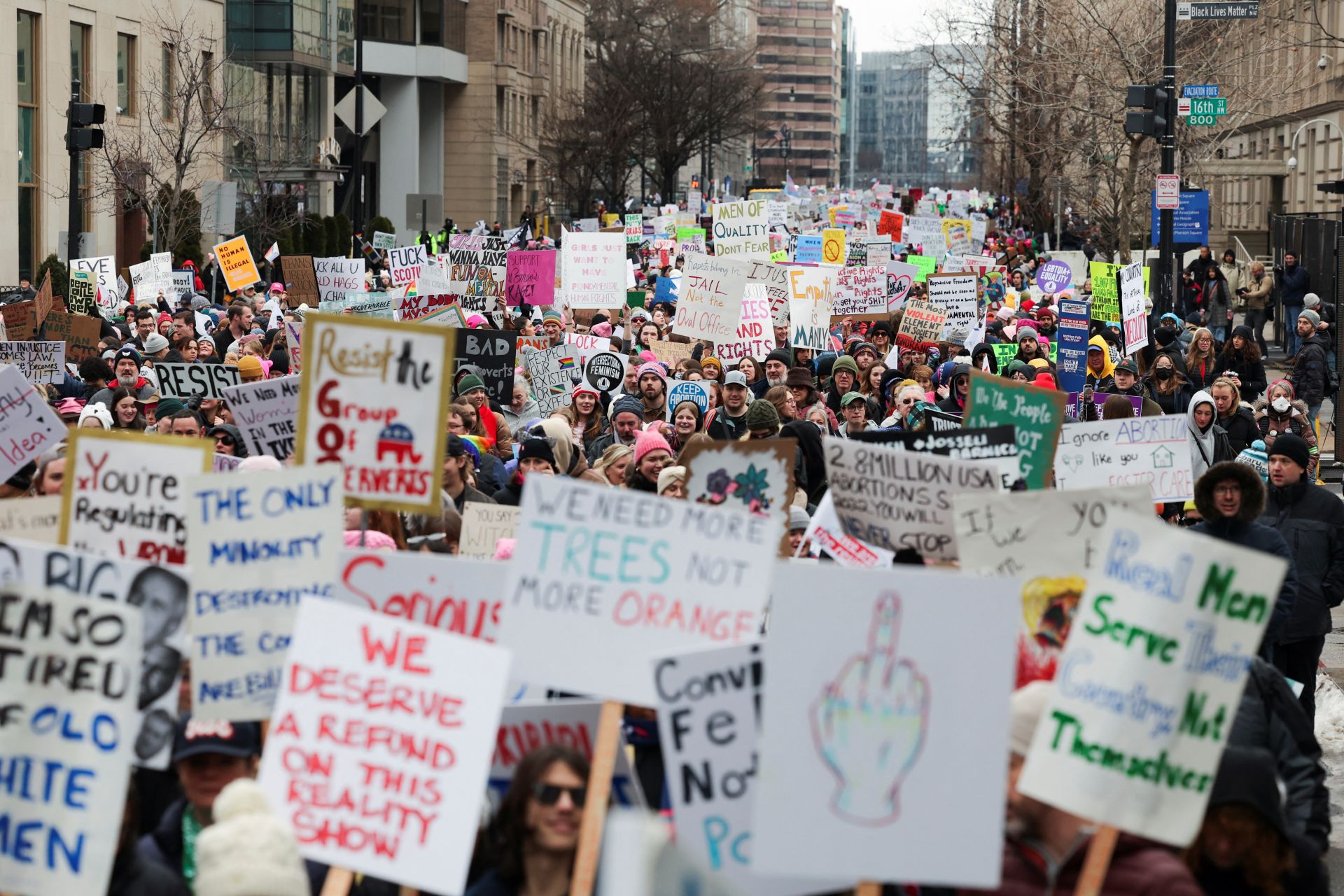 Miles de personas se manifiestan contra Trump en Washington