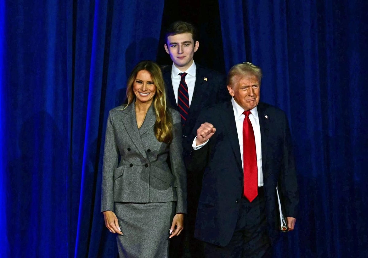 Barron Trump, tras sus padres, la noche de la victoria electoral