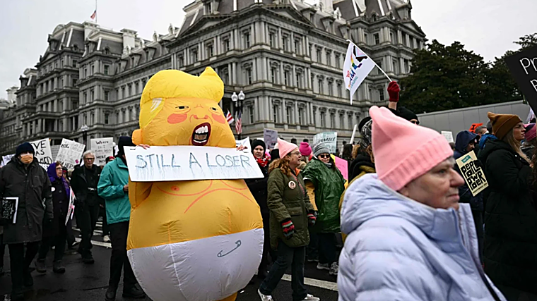 La resistencia contra Trump sale de su estupor y toma Washington