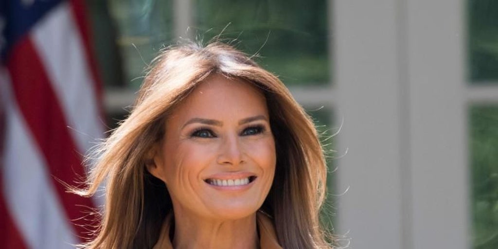 Melania Trump In Front Of American Flag Photo Print (8 X 10) - Item # MVM05583 - Foto 7