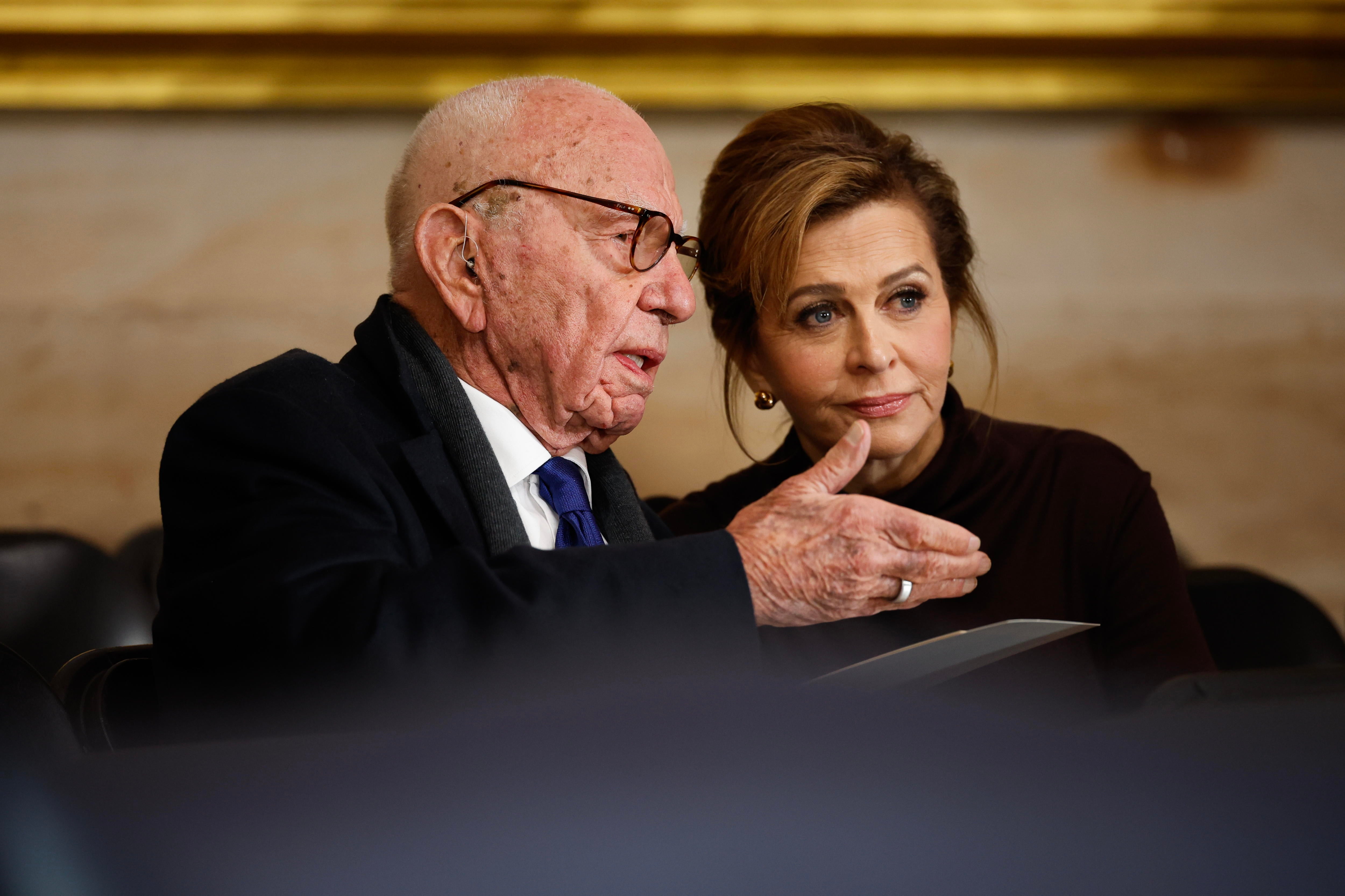 El ex presidente ejecutivo de Fox Rupert Murdoch (izq.) y Elena Zhukova (dcha.)