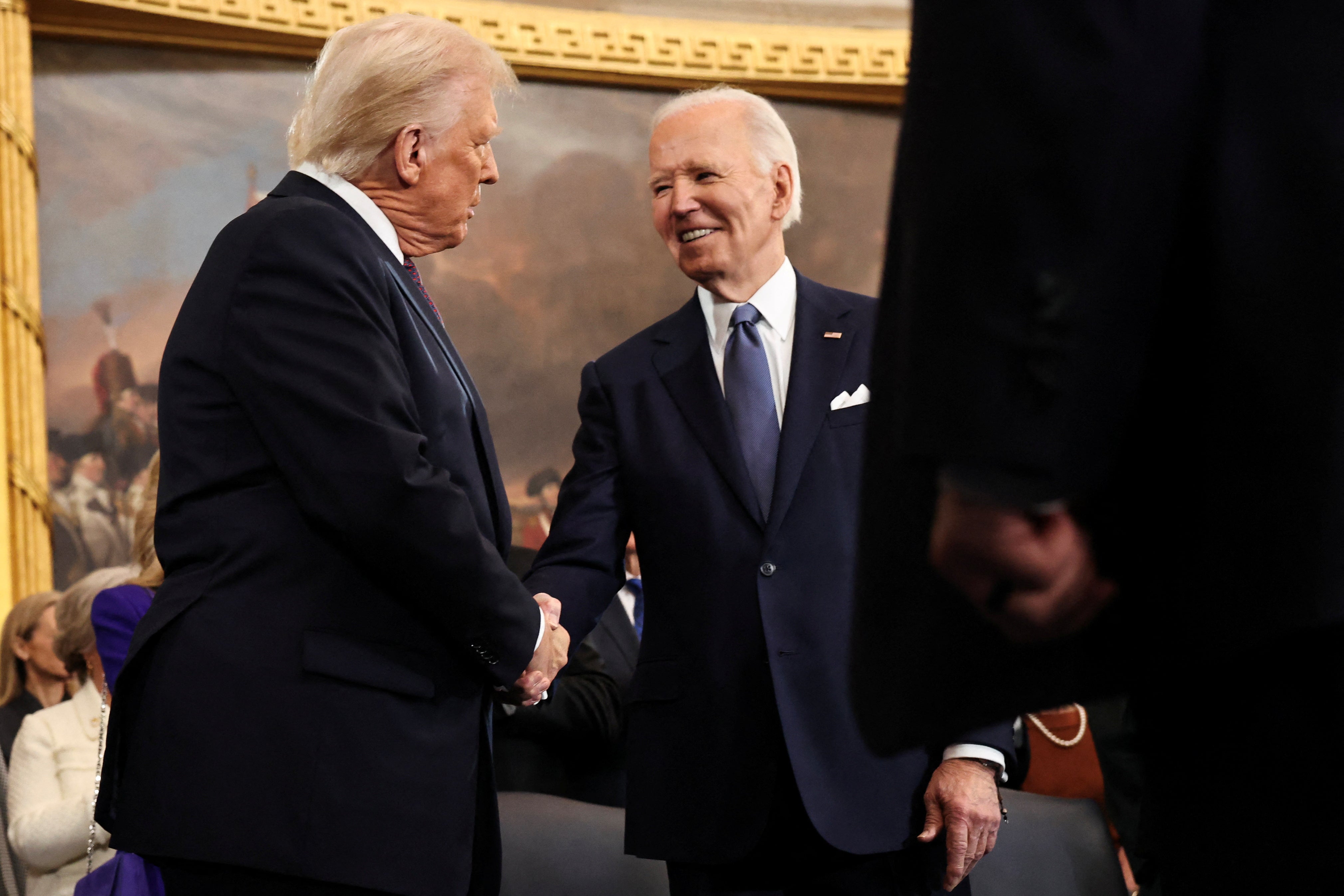 El presidente electo de EE.UU., Donald Trump, saluda al presidente saliente, Joe Biden, a su llegada a la ceremonia de toma de posesión.