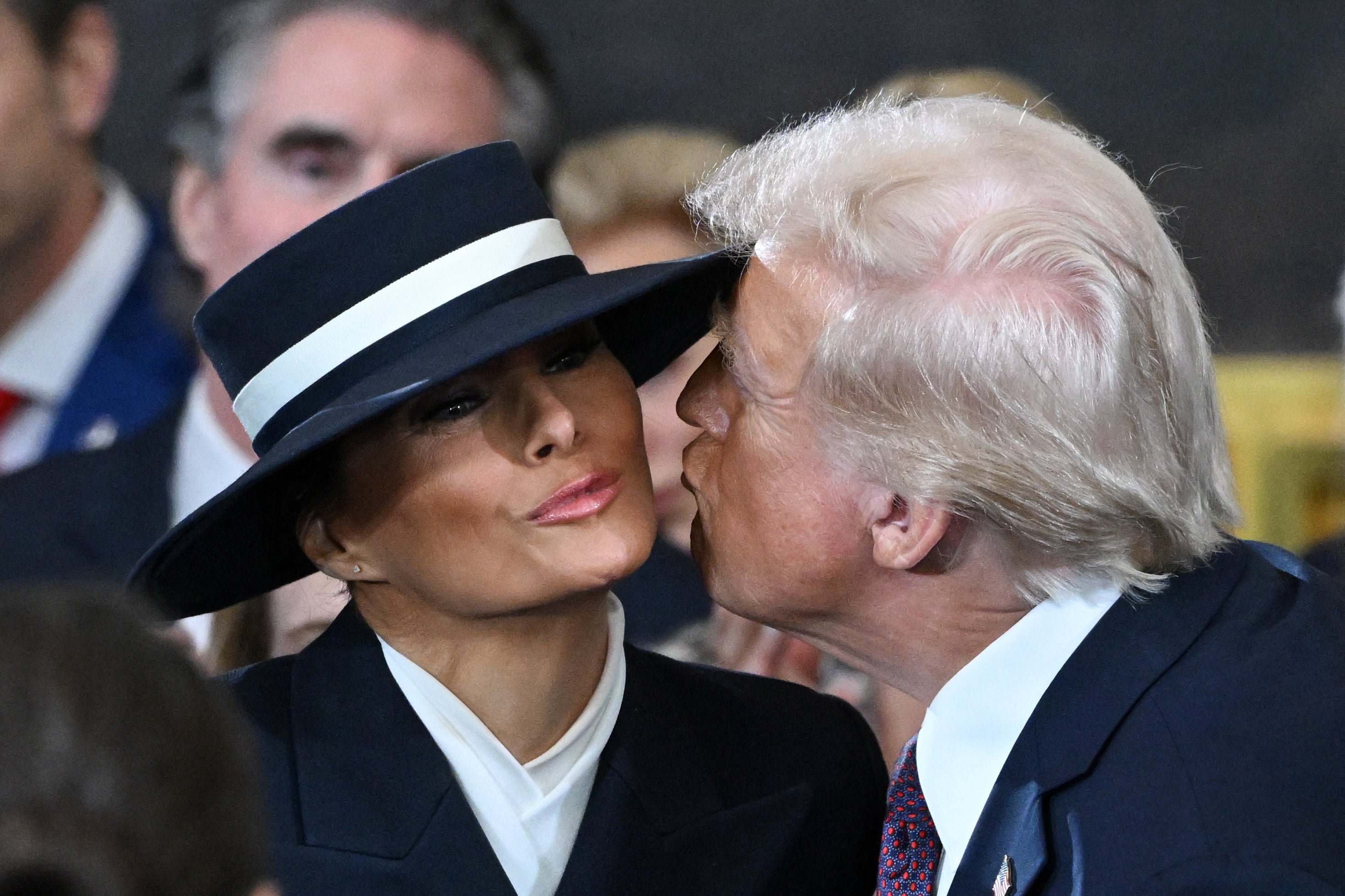 El presidente electo de EE.UU., Donald Trump, saluda a su esposa, Melania, al llegar al Capitolio.