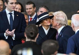 El llamativo 'no beso' entre Donald Trump y Melania en la ceremonia de investidura