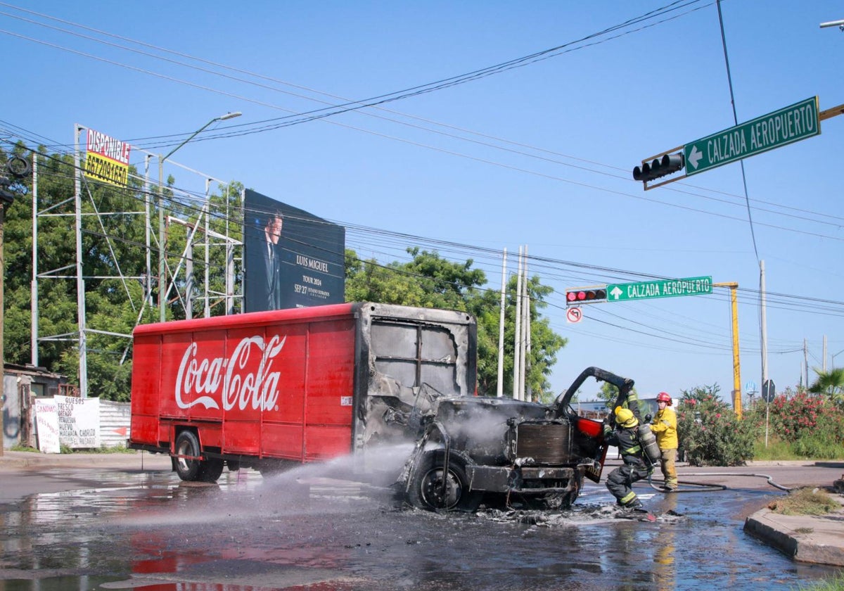 Operarios tras los violentos disturbios en Culiacán (Sinaloa) entre el ejército mexicano y el cártel