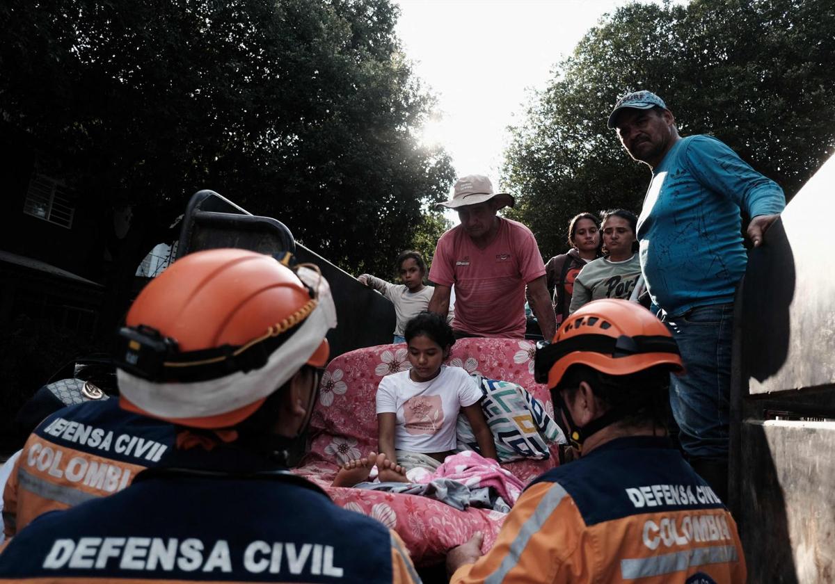 Miembros de la defensa civil ayudando a los desplazados por los recientes enfrentamientos entre grupos armados en Colombia