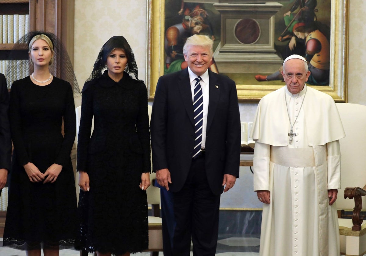 Donald Trump junto al papa Francisco, además de Ivanka y Melania Trump