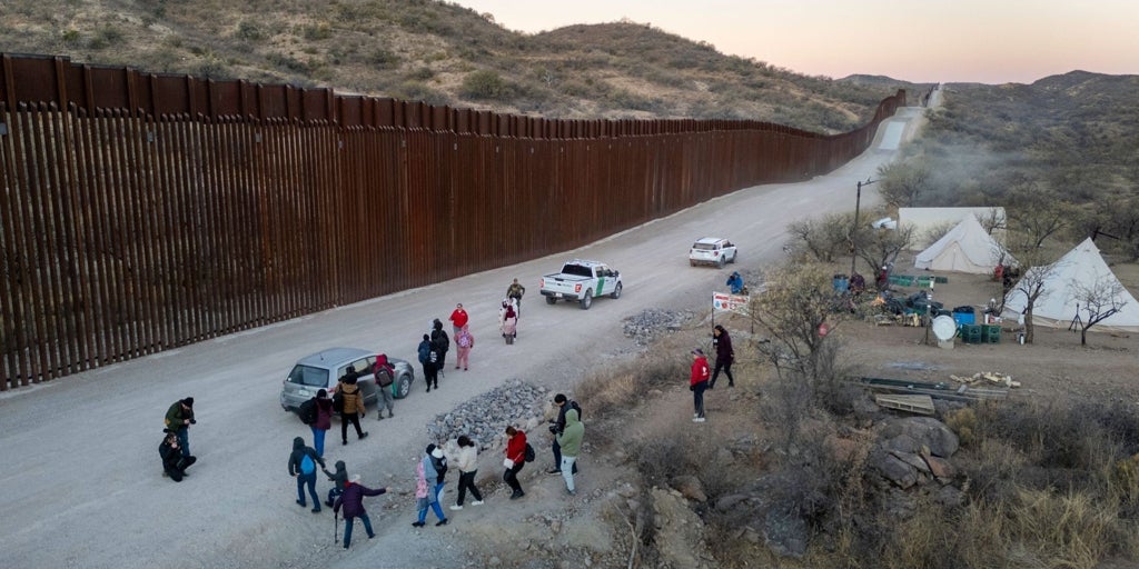 Cerrojazo en la frontera: los inmigrantes se quedan a las puertas de EE.UU.