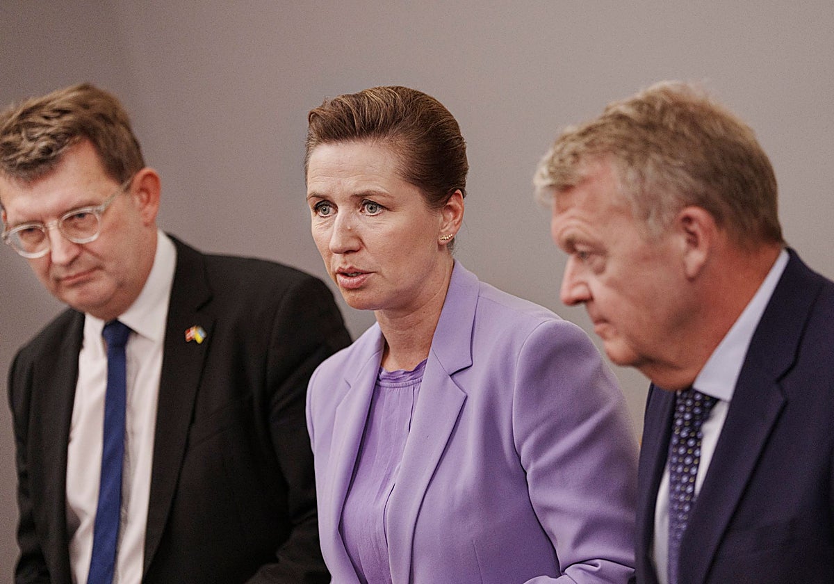 La primera ministra de Dinamarca, Mette Frederiksen, habla  junto al ministro de Defensa y el de Exteriores