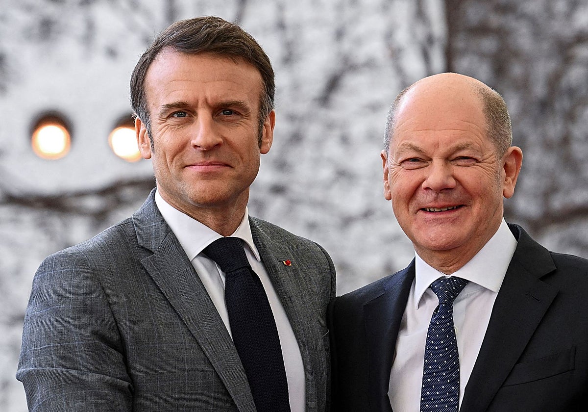 Archivo: El canciller alemán Olaf Scholz junto al presidente francés Emmanuel Macron