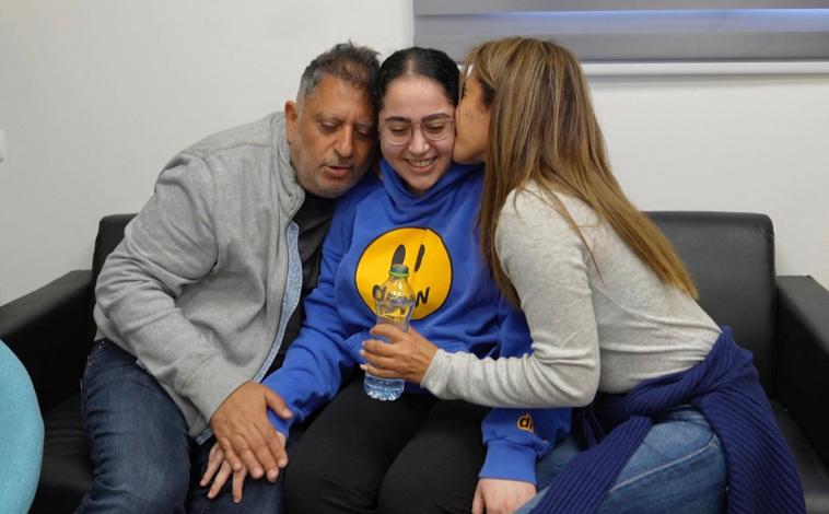 Imagen principal - Liri Albag, Danielle Gilboa y Naama Levy, tres de las cuatro rehenes liberadas por Hamás, con sus familias
