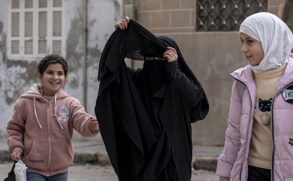 Imagen principal - Las mujeres son las grandes damnificadas en un gobierno radical islamista.