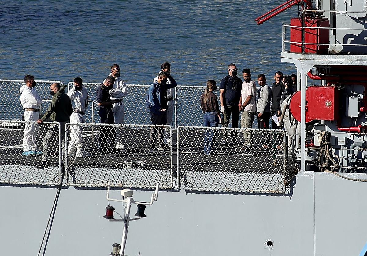 La Marina italiana desembarca a los primeros inmigrantes internados en los centros albaneses para irregulares