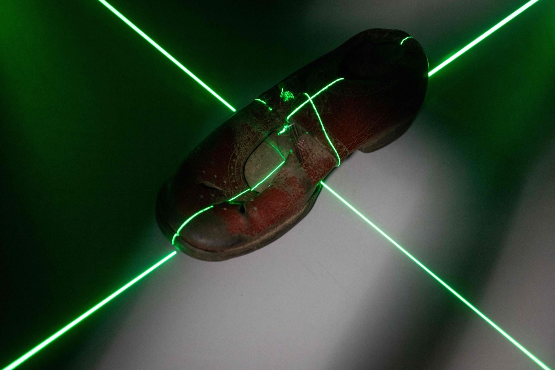 Se escanea el zapato de un niño que fue víctima del antiguo campo de concentración y exterminio