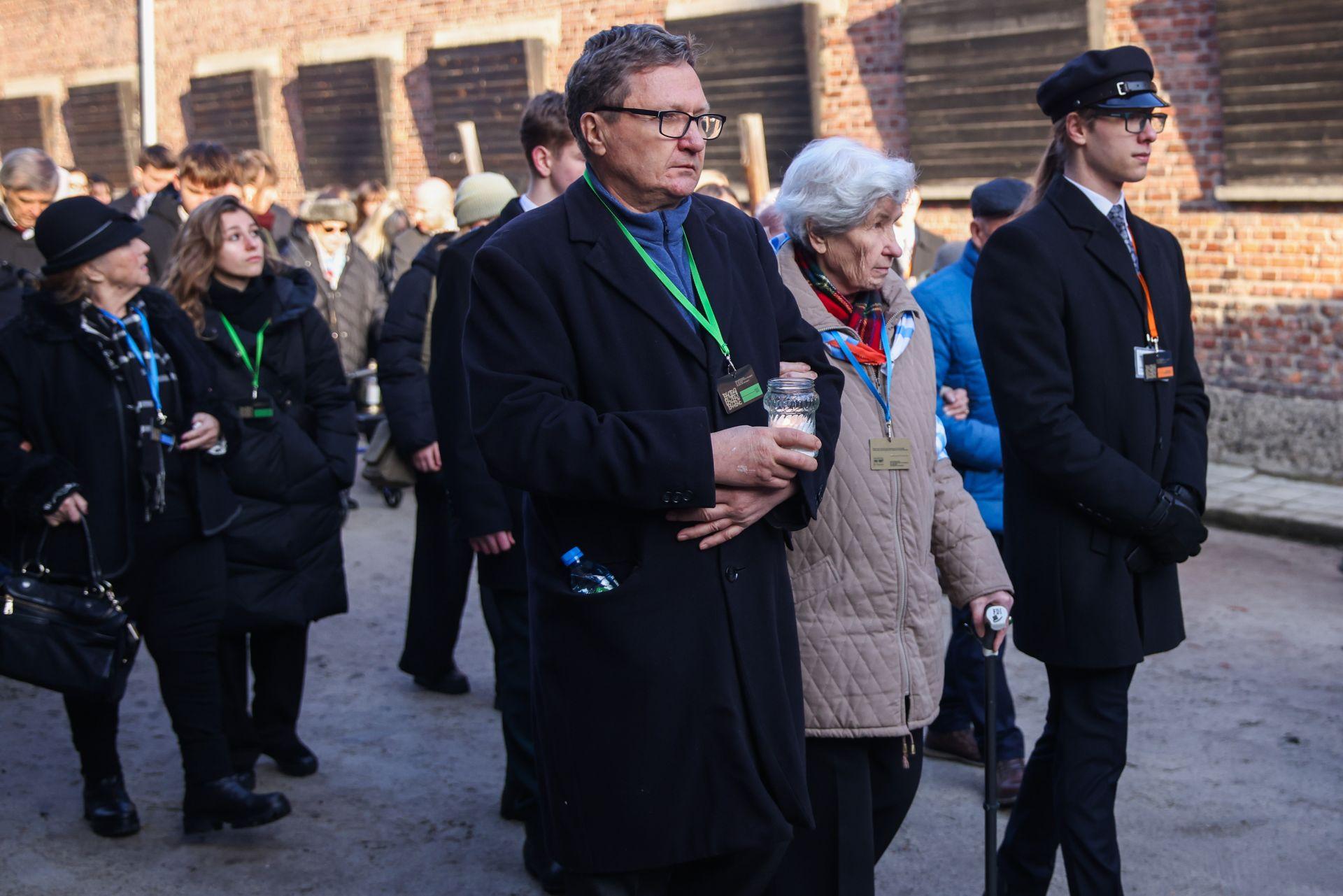 Antes de los actos con las 80 delegaciones oficiales de otros tantos países, familiares como supervivientes del campo de concentración realizaron una ofrenda con velas y flores.