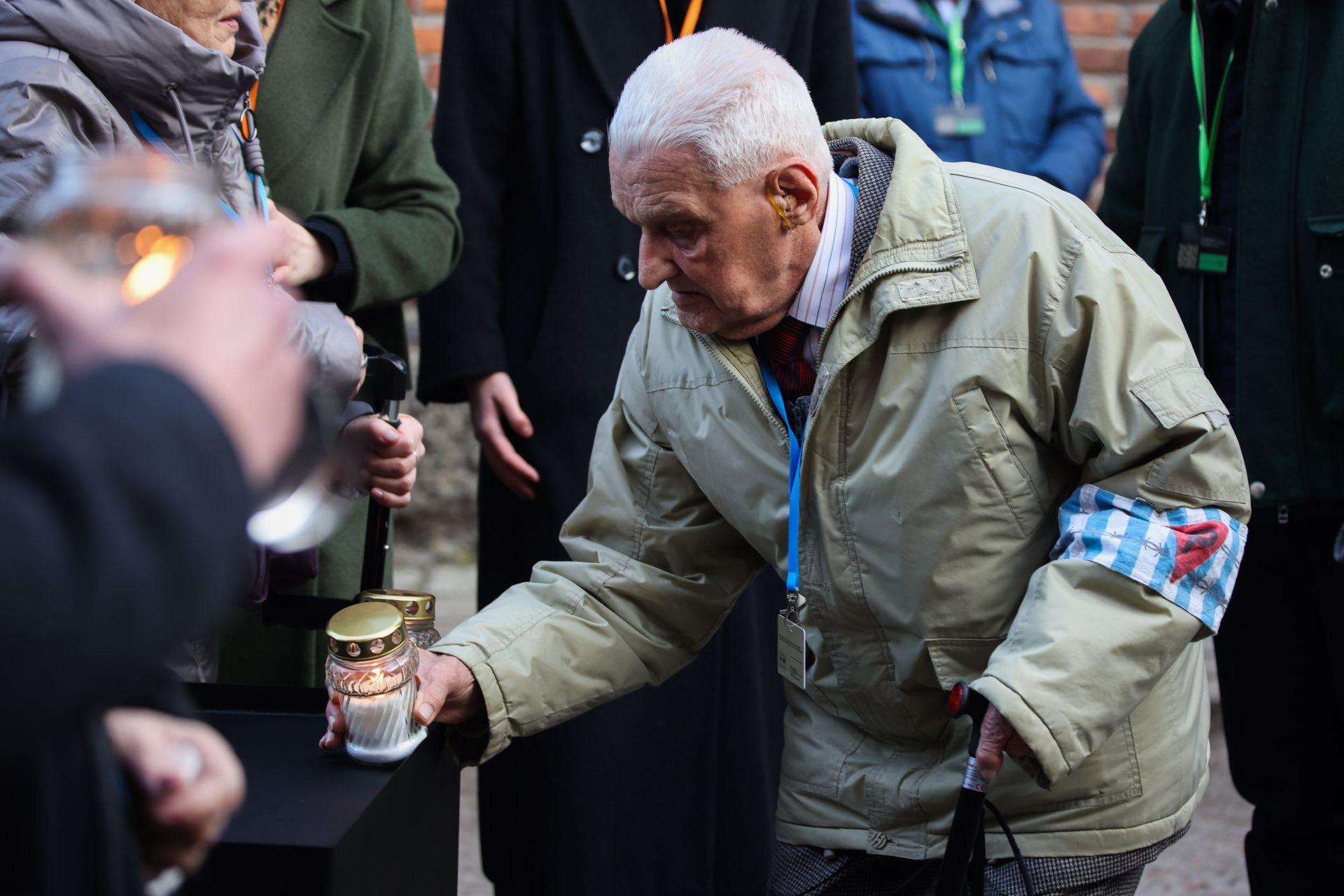 La comunidad judía quedó marcada para siempre por ser el foco de la llamada 'solución final' de los nazis. les obligaban a llevar unos brazaletes identificativos que este 27 de enero de 2025 algunos han lucido con orgullo y recuerdo.