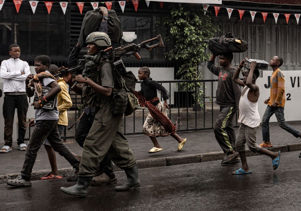 Los rebeldes de la guerrilla M-23 patrullan por el barrio de Keshero, en la ciudad congoleña de Goma