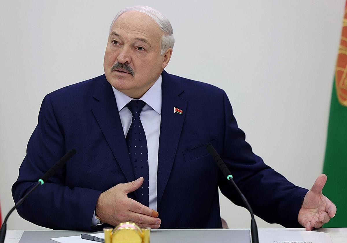 El presidente de Bielorrusia, Alexander Lukashenko, habla en una conferencia de prensa