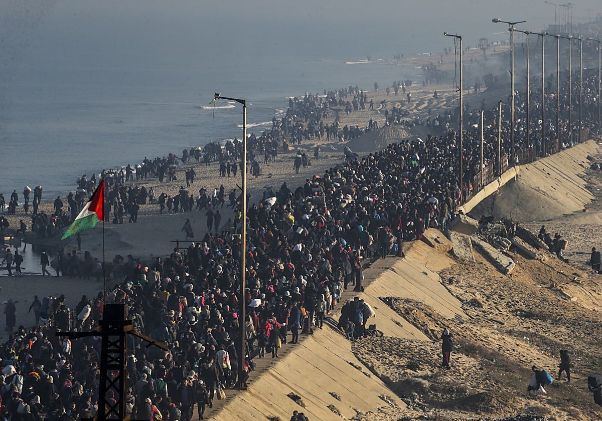 Palestinos desplazados vuelven al norte de Gaza