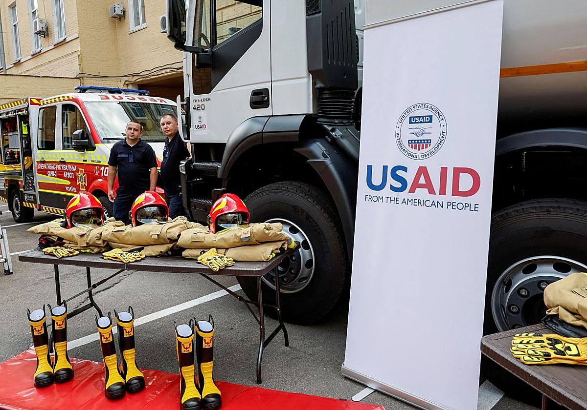 Rescatistas ucranianos aparecen junto a equipamiento proporcionado por la USAID de EE.UU.