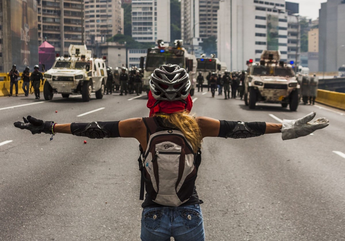 Una mujer desafía a un escuadrón de la Guardia Nacional que reprimía una protesta en Caracas, en una imagen de 2017