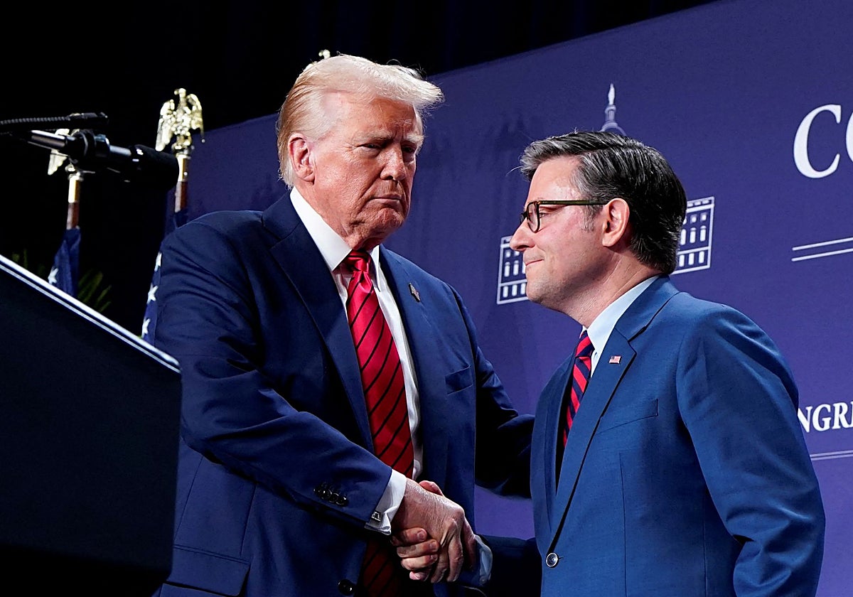 El presidente de Estados Unidos, Donald Trump, asiste a una reunión de la conferencia de miembros republicanos de la Cámara de Representantes en Miami